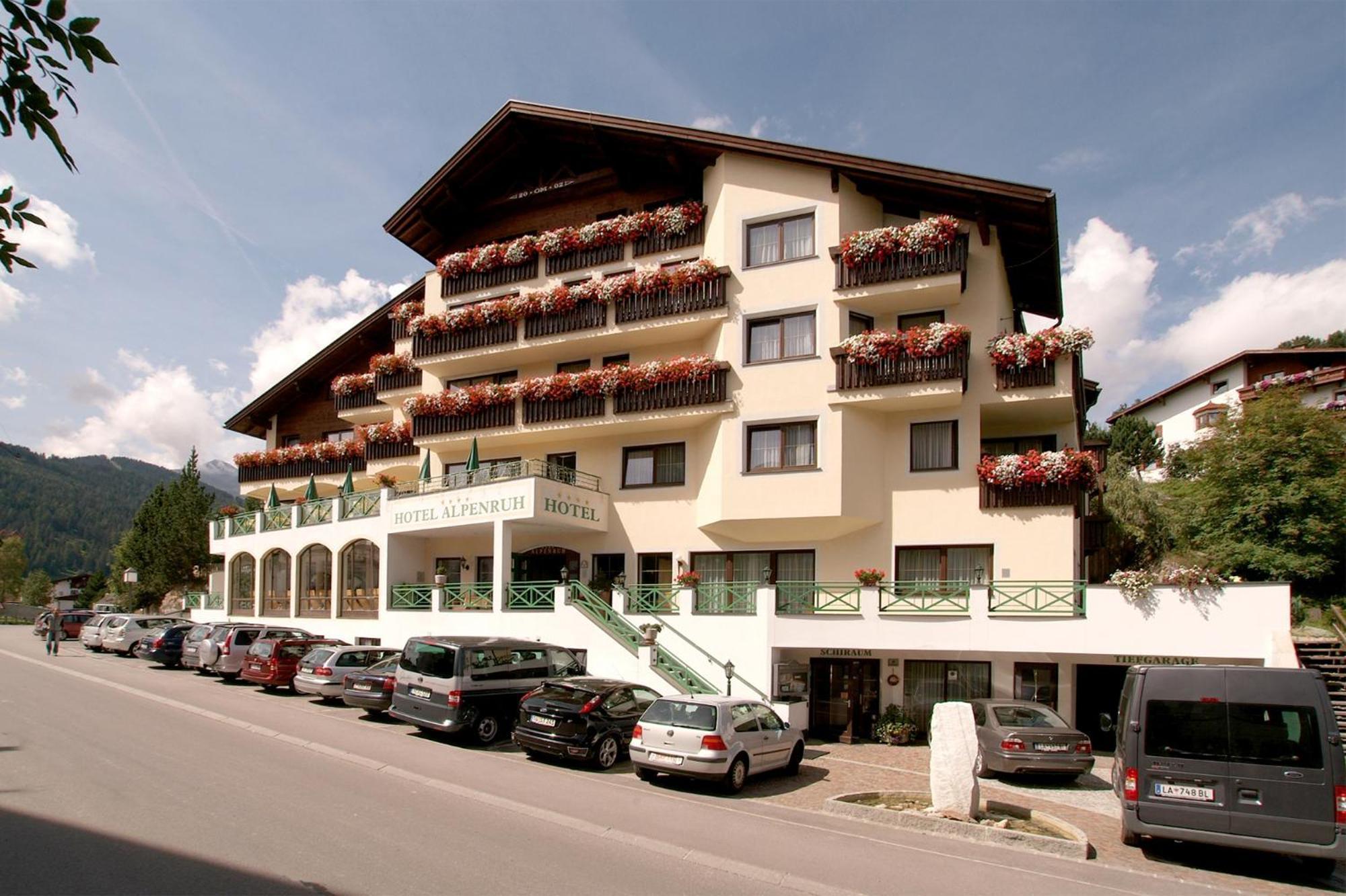Hotel Garni Alpenruh-Micheluzzi Serfaus Exteriör bild