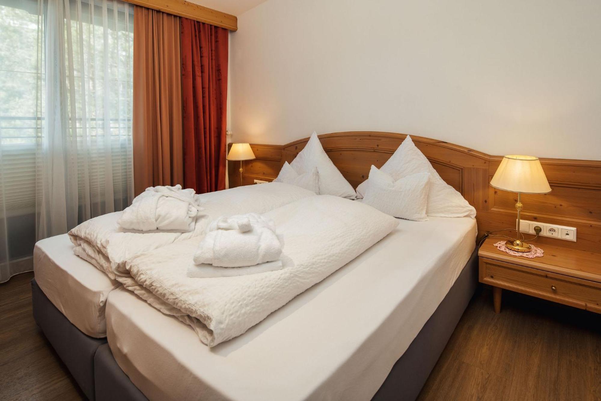 Hotel Garni Alpenruh-Micheluzzi Serfaus Exteriör bild